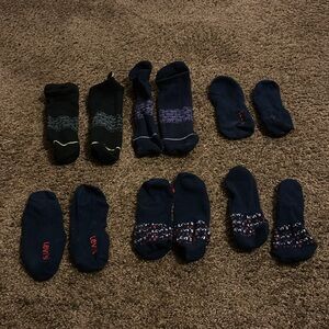 Bundle Pair of thieves & Levi’s pack socks 🧦